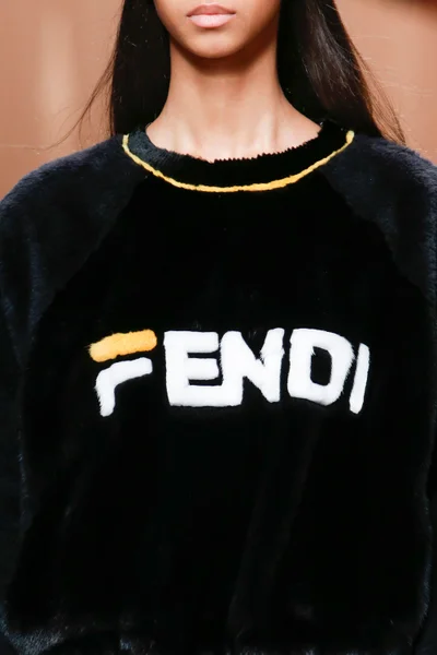 Look 16